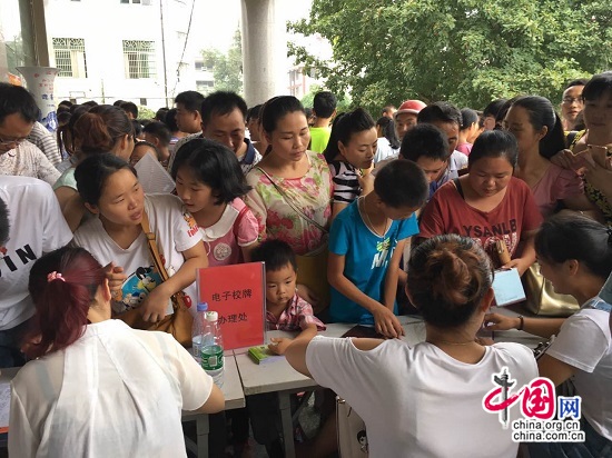 学生办理“电子校牌”