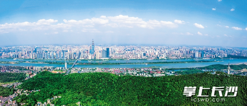 近年来，长沙城市建设着力于一江两岸拓展提质，山水洲城精彩蝶变。在经济高速发展、城区快速扩张的同时，长沙对环境保护格外用心，绿化亮化不断升级。从岳麓山之巅俯瞰星城，不断生长的城市满眼绿意、格外清新，一幅宜居宜业的生态画卷徐徐展开。长沙晚报记者 罗杰科 摄