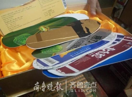 老人在展示假药