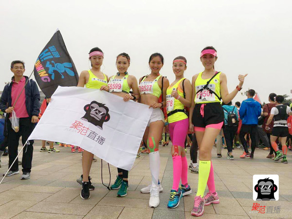 聚范直播北京马拉松 美女跑团秀长腿引围观