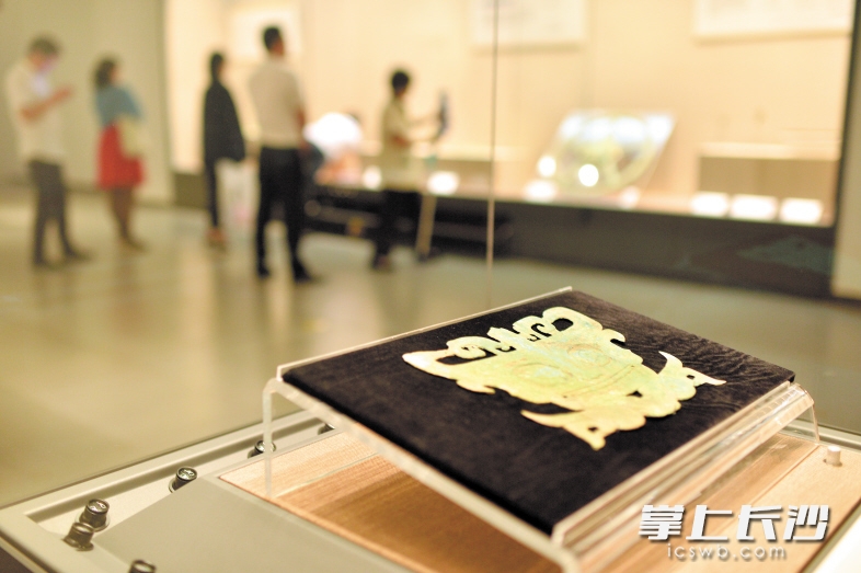 此次参展文物以青铜器（青铜制品）、玉石器为主，还有部分金器、陶器。这是三星堆遗址出土的铜兽面。均为长沙晚报记者 李锋 摄