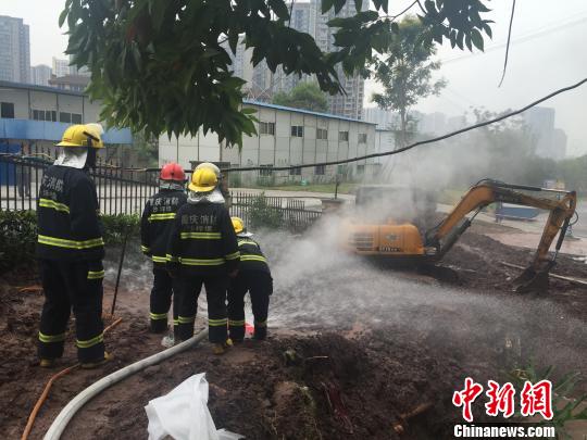 施工不慎挖爆天然气管道重庆大学城2000余户受影响（图）