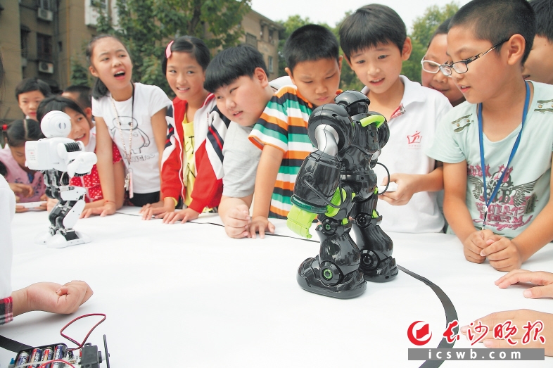 机器人展示过程中，会跳舞的机器人让孩子们非常着迷。