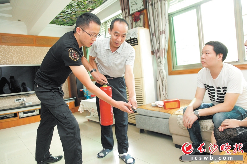 ↑芙蓉区将安全课堂开到居民家中，手把手教市民使用灭火设施。