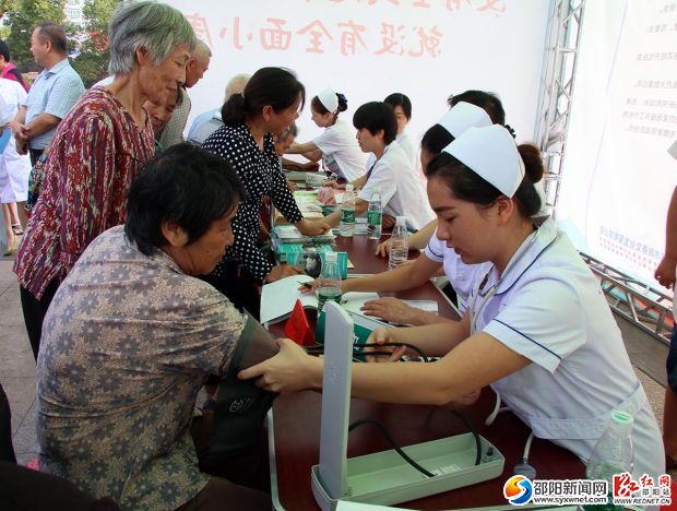 活动现场给市民义诊。