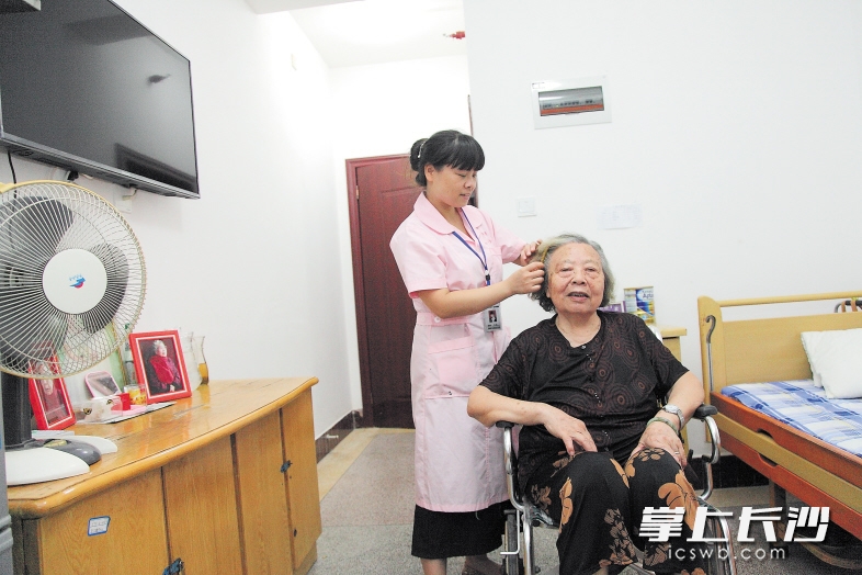8月，长沙市公办养老机构入住评估轮候试点启动式在市第一社会福利院举行，80多岁的全国劳模李淑华是第一位根据轮候制入住该院的老人。长沙晚报记者 陈飞 摄