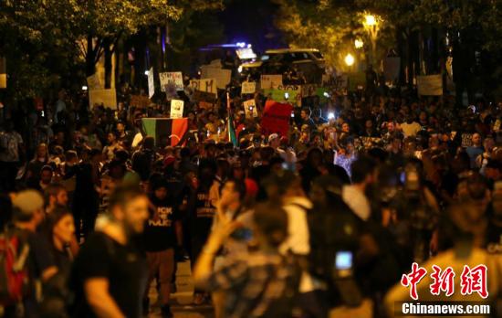 美国北卡进入紧急状态 民众持续抗议警察枪杀平民