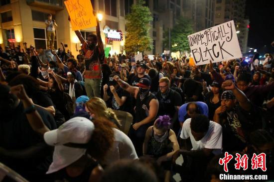 美国北卡进入紧急状态 民众持续抗议警察枪杀平民
