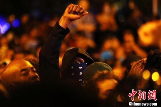 美国北卡进入紧急状态 民众持续抗议警察枪杀平民