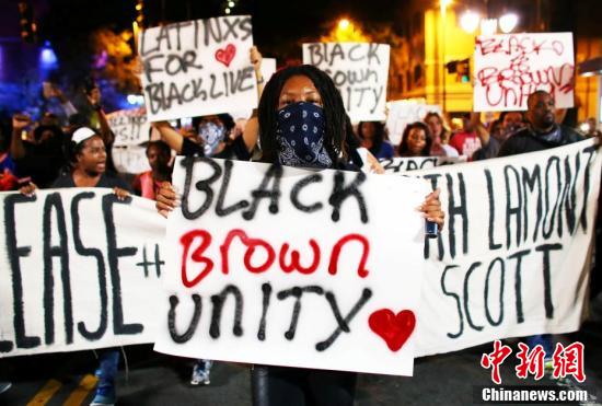 美国北卡进入紧急状态 民众持续抗议警察枪杀平民