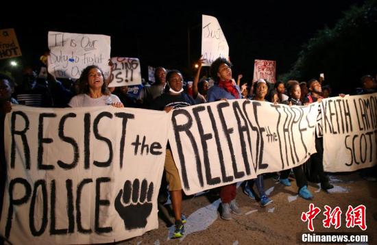 美国北卡进入紧急状态 民众持续抗议警察枪杀平民