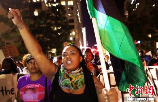 美国北卡进入紧急状态 民众持续抗议警察枪杀平民