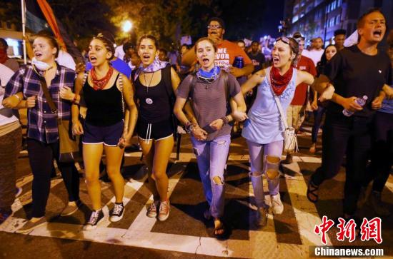 美国北卡进入紧急状态 民众持续抗议警察枪杀平民