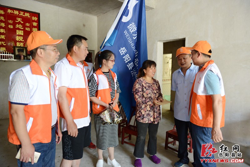 让爱心旗帜在大山深处高高飘扬