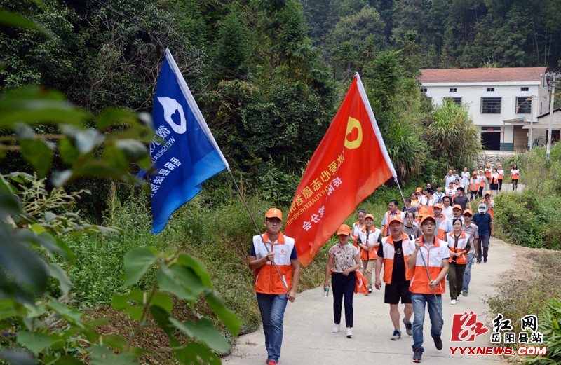 让爱心旗帜在大山深处高高飘扬