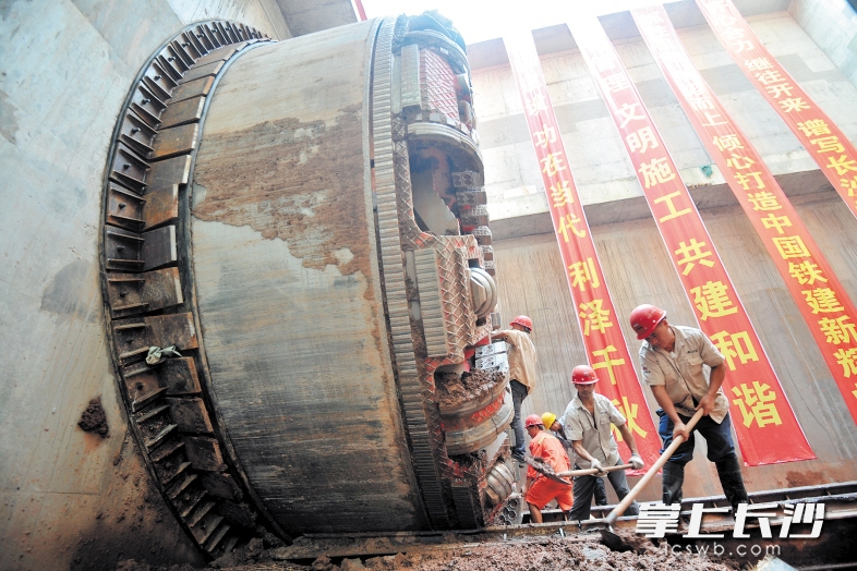 昨日上午，长沙地铁3号线首个盾构区间星沙文体中心—松雅湖南区间双洞实现贯通。 长沙晚报记者 王志伟 摄