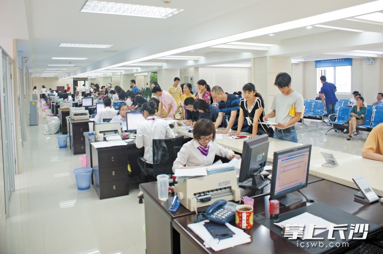 来到长沙住房公积金管理中心的办事大厅办理业务时，人们离自己的房子更近了一步。 长沙晚报记者 孙占锋 摄