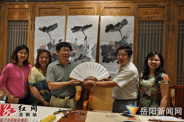 北京画家眷恋荷花 岳阳采风满载而归