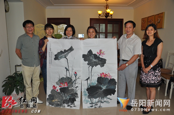 北京画家眷恋荷花 岳阳采风满载而归