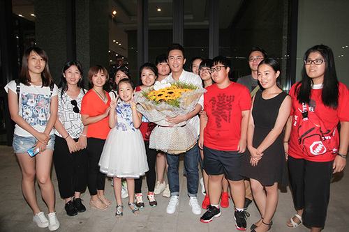 杜淳亮相喜剧总动员录制