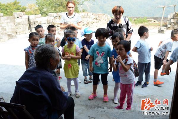 凤凰县幼儿园:为疾病小孩和孤寡老人送爱心|凤