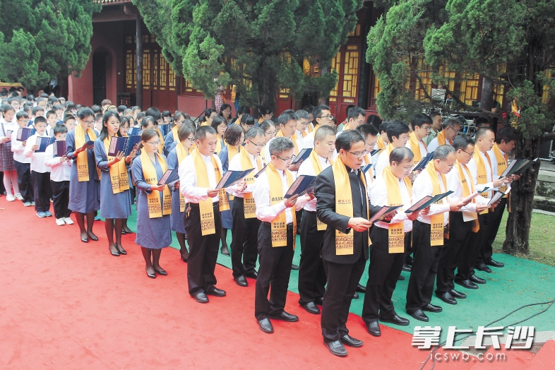昨日，丙申年岳麓书院祭孔大典在岳麓书院文庙大成殿前举行。 长沙晚报通讯员 李妍蓉 摄
