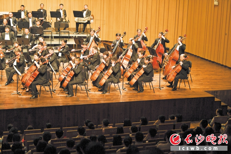 昨晚，北京交响乐团为2016金秋滨江·长沙音乐厅一周年演出季献上了第一道音乐大餐。长沙晚报记者 黄启晴摄