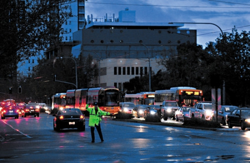 雷暴雨致南澳全州大停电 当地交通混乱港口停运