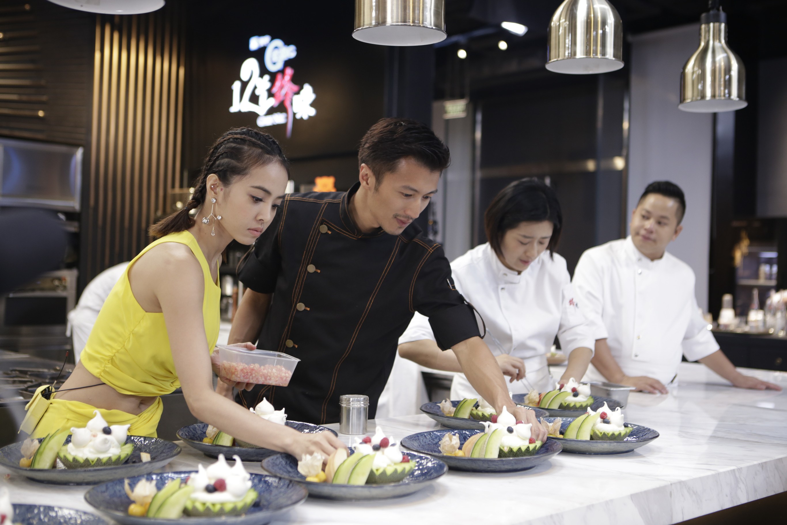 《锋味3》蔡依林亲手打领带塑造最帅厨师