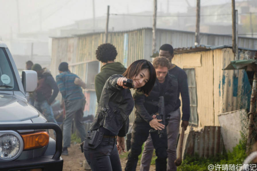 许晴变打女性感玩枪 俯身露沟身材傲人