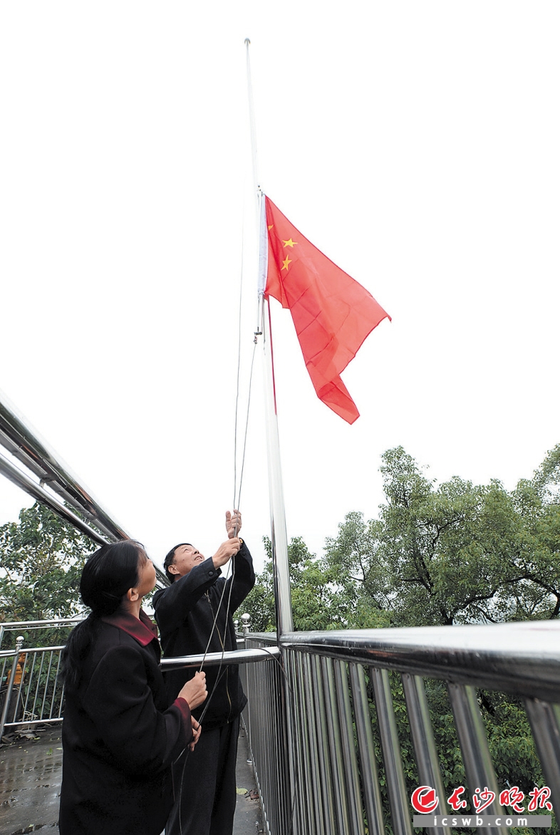 17年来，姚志高坚持在自家升国旗已成为当地一道风景。长沙晚报记者 石祯专 摄