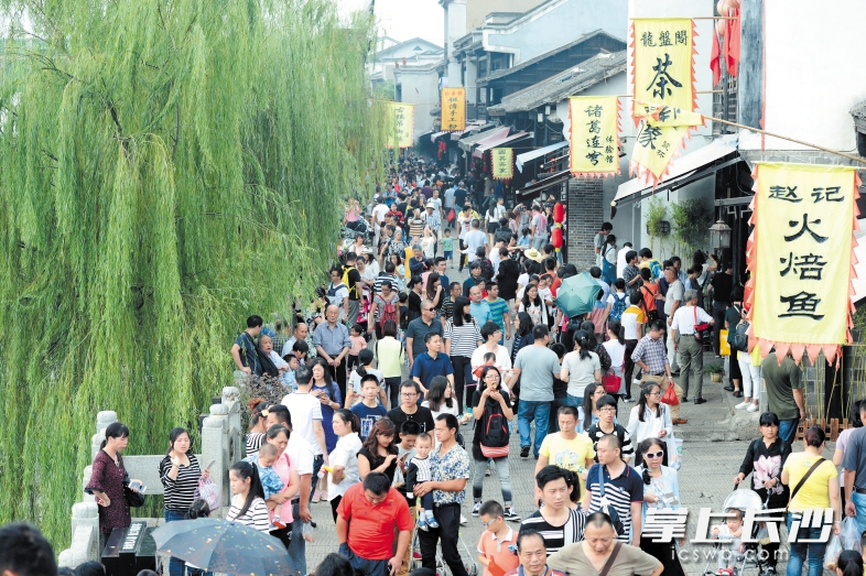 国庆长假，湘江古镇群成为热门旅游地，靖港古镇昨日游客量超过5万人次。长沙晚报记者 石祯专 摄