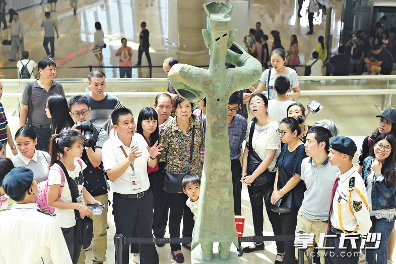 昨日，长沙博物馆志愿讲解员郭唯在为市民讲解。长沙晚报记者 黄启晴 摄