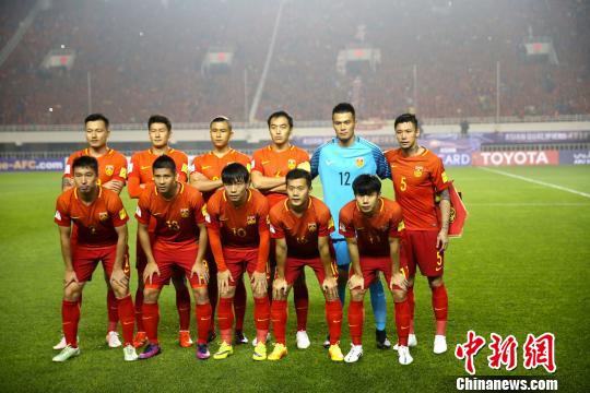 图为中国男足赛前合影. 张远 摄