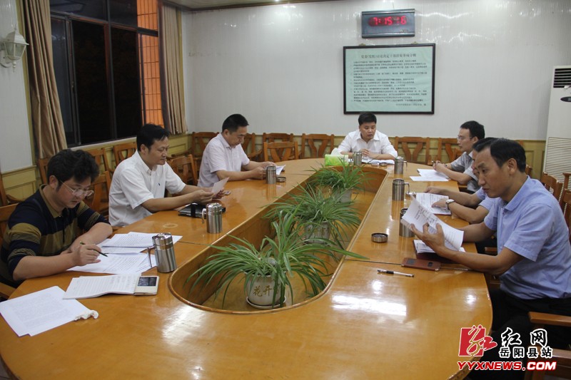 县政府党组举行“讲道德 有品行”专题学习讨论