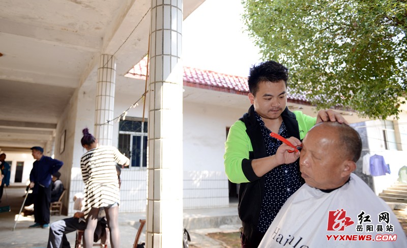 “健康使者”慰问鹿角敬老院孤寡老人