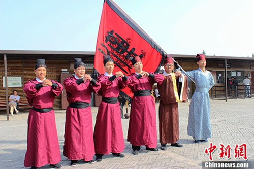 资料图：西安汉服爱好者“习射”庆重阳。图为汉服爱好者“习射”活动现场。王超 摄