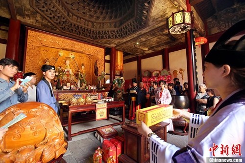 资料图：福州重阳节再现飞升祀典弘扬“敬老孝亲”。中新社发 杨婀娜 摄