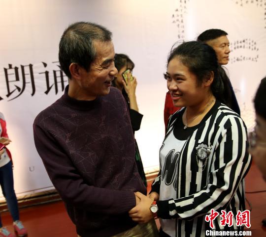 图为杨争光与《鸡尾酒日记》作者张若水畅谈诗与酒。张远 摄