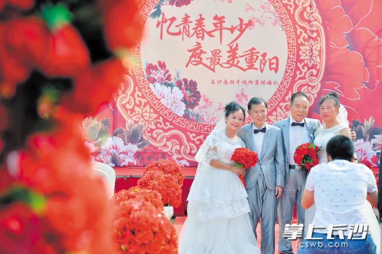 ↑昨日，金婚夫妇再穿婚纱弥补当年结婚没有穿婚纱的遗憾，以此纪念几十年坚贞的爱情。长沙晚报记者 李锋 摄