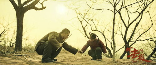 中泉英雄教小女孩画画