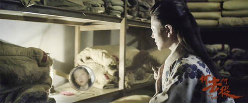 石桥妻子对镜化妆