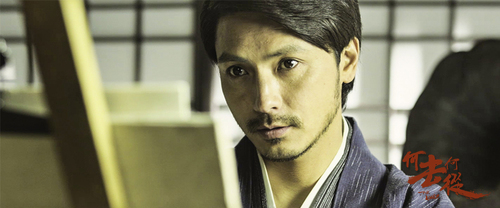 中泉英雄饰演画家石桥