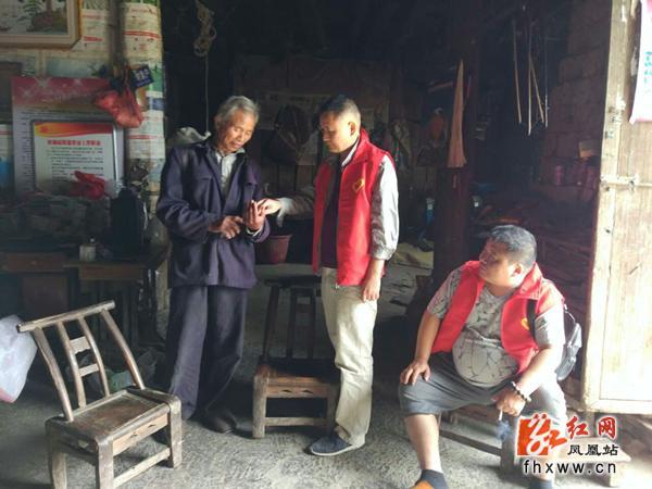 凤凰县疾控中心重阳节慰问扶贫村困难老党员