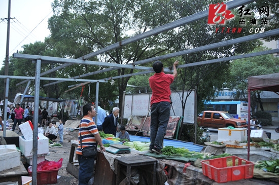 陈爱民一天两次调度电工北路马路市场取缔和搬迁工作