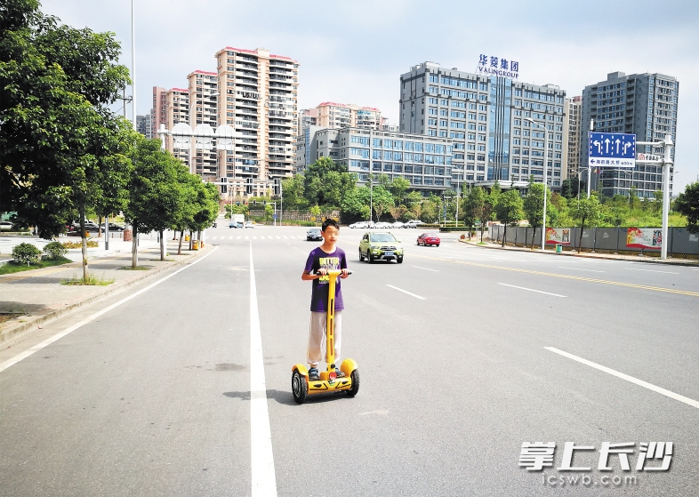 近日，一名男孩骑着电动平衡车，在机动车道上行驶。长沙晚报记者 邹麟 摄