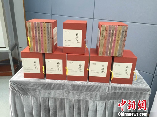 摆放整齐的《梅兰芳全集》。出版方供图。