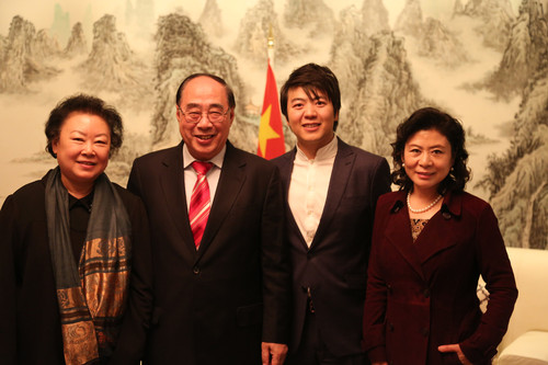 郎朗与母亲以及联合国副秘书长吴洪波先生及夫人