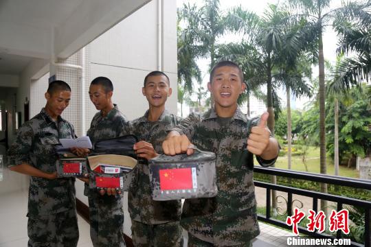 海南省军区某通信团新兵连为新战士发放“爱心包”