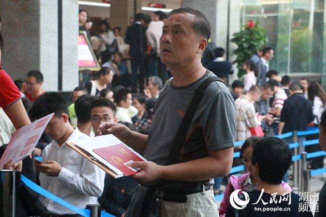 市民正在长沙不动产登记中心排队